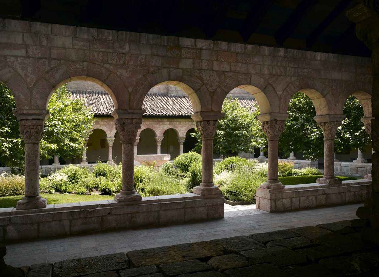 A good moment with us from the USA ! - Page 3 2.-Cuxa-Cloister-view-1